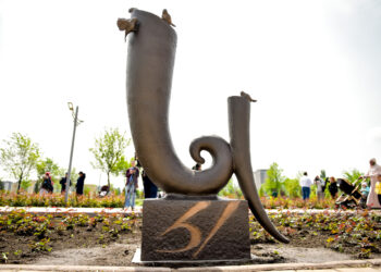 Бишкекте “Ы” тамгасын чагылдырган арт-объект пайда болду