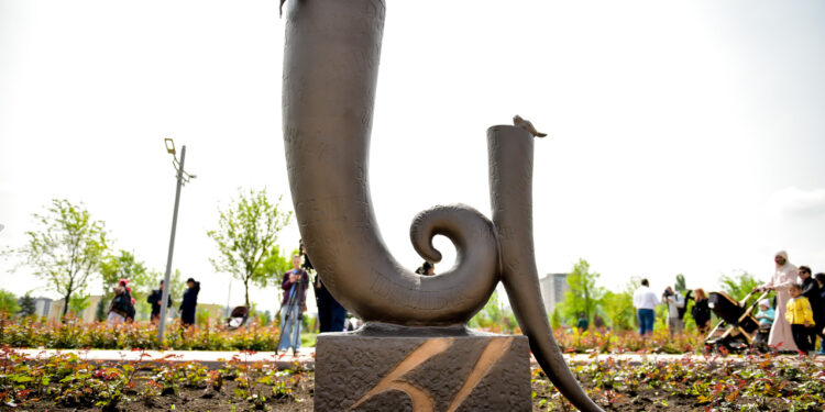 Бишкекте “Ы” тамгасын чагылдырган арт-объект пайда болду