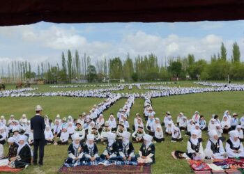 Аксыда 1500 окуучу Манас айтты (видео)