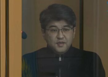 «Мени кылды деп ойлоп калышат». Казакстандын мурдагы министри каза болгон жубайынын бетиндеги тактар боюнча айтты