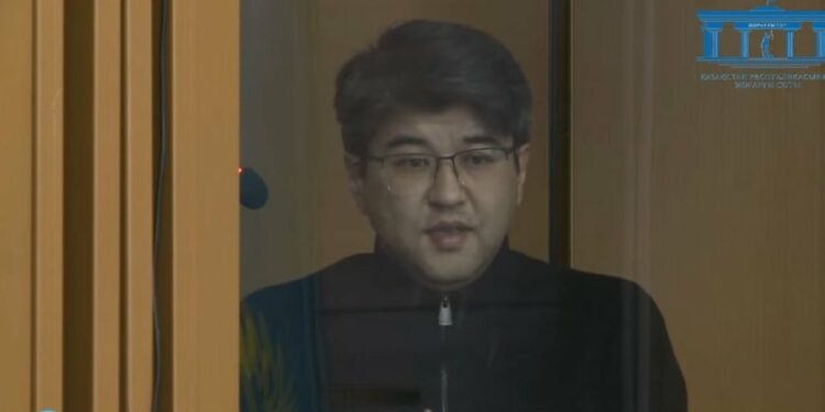 «Мени кылды деп ойлоп калышат». Казакстандын мурдагы министри каза болгон жубайынын бетиндеги тактар боюнча айтты