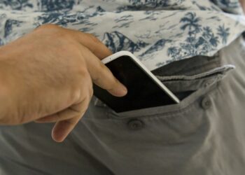 Бишкекте 100 миң сом турган iPhone 14 телефонун уурдаганга шектүү чөнтөкчү кармалды