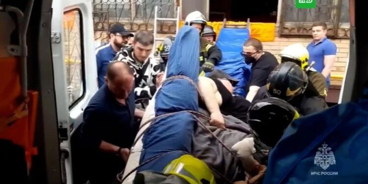 Орусияда терезеден чыгарылган салмагы 300 килограммдык киши каза болду (видео)