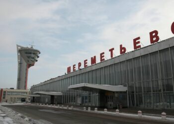 «Шереметьево» аэропортунда Орусияга кире албай калган 20га жакын кыргызстандык бар