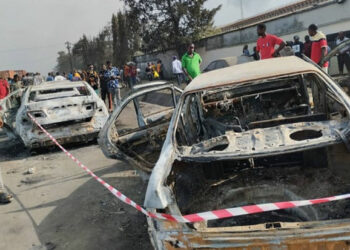 Нигерияда тыгында турган 300дөй унаа күйүп кетти (видео)