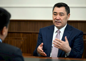 «Мындан ары «эшек жайлоо» деген болбойт». Садыр Жапаров «Чет элдик өкүл» мыйзамына кол койгонун айтты