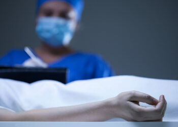 Баткенде 16 жаштагы кыз каза болду. Анын денесинин эки жерине бычак сайылган