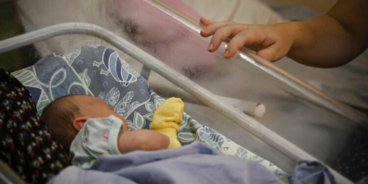 Үчүнчү баласы төрөлгөн үй-бүлөгө 3 жылга чейин жөлөк пул берүү сунушталууда