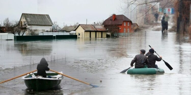 Казакстандагы суу ташкыны. Кыргызстан 300 тонна гумжардам жөнөттү
