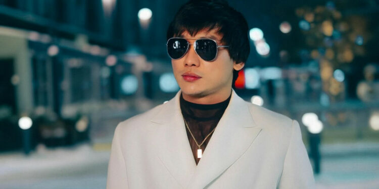 Казак ырчысы Кайрат Нуртас сахнада сөгүнгөндүгү үчүн айыпка жыгылды (видео)