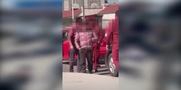 Кара-Суудагы өткөрмө бекетте таксисттен акча опузалап жүргөндөр кармалды