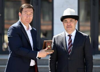 Төкмө акын Баян Акматов «Маданиятка эмгек сиңирген ишмер» наамы менен сыйланды