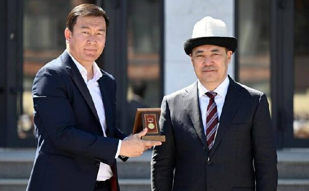 Төкмө акын Баян Акматов «Маданиятка эмгек сиңирген ишмер» наамы менен сыйланды