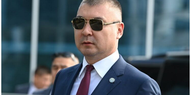 «Мага эч нерсе калбайт турбайбы» деп кетти». Туманбаев дагы бир «мекенчилдин» кылыгын айтып берди