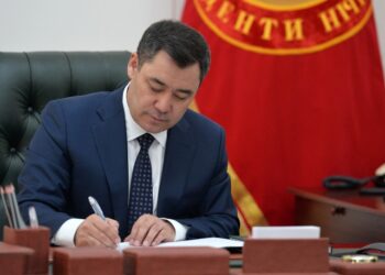 20 жыл кызмат өтөгөн аскер кызматкерлер мамалекет берген үйдү менчиктештире алат. Мыйзамга кол коюлду