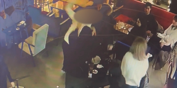 «Сыранын кружкасы менен башыма урган». Бишкекте кыз кафеде ур-токмокко кабылып, кайра анын үстүнөн арыз жазылганын билдирди