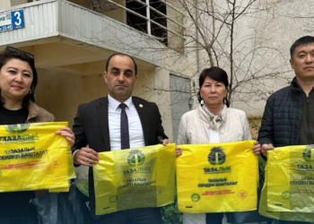 «Тазалыктын» жетекчиси баштаган топ эко баштык таратты