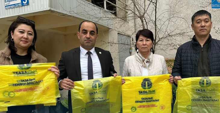 «Тазалыктын» жетекчиси баштаган топ эко баштык таратты