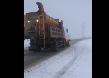«Төө-Ашууда кар жаап жатат». Транспорт министрлиги жолдорду тазалоо иштери боюнча маалымат берди