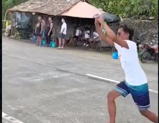 Филиппиндиктер туристтерди ары-бери чуркап сүрөткө тартып, акча таба башташты