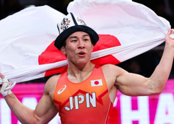 «Биздикилерге эле окшошуп калат экен». Азия чемпиондугунда япониялык балбан жеңишинен кийин калпак кийди (видео)