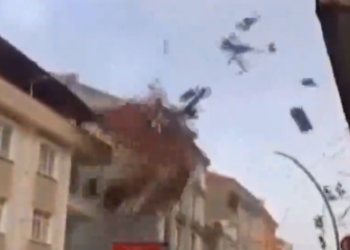 Түркияда шамал мечиттин мунарасын жана имараттардын чатырларын учуруп кетти (видео)