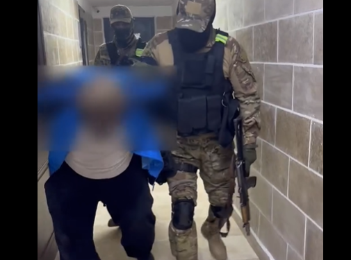 Бишкекте 1 жылдан бери аялын сабап келген шектүү кармалды (видео)