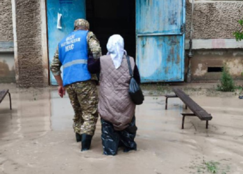 Жергиликтүү тургун бата берип… Өлкөнүн сел жүргөн аймагында куткаруучулар күнү-түнү иштеп жатышат (сүрөт, видео)