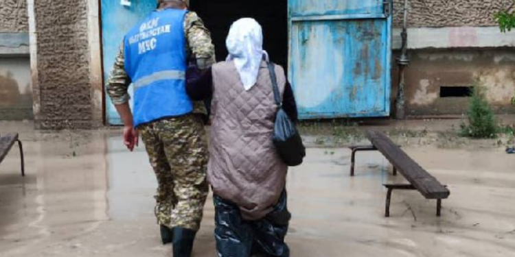 Жергиликтүү тургун бата берип… Өлкөнүн сел жүргөн аймагында куткаруучулар күнү-түнү иштеп жатышат (сүрөт, видео)