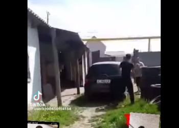 «Тийбечи, отурат!» Бишкекте аялын ур-токмокко алган делип кармалган кишинин видеосу тарады