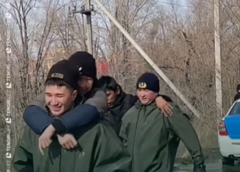 Казакстандагы суу ташкыны. Жарандар куткаруучуларга ыраазычылык билдирип жатышат