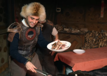 Дайыма күлүп тамак жасаган түркиялык ашпозчу Кыргызстанда эмне тамак жасаганын көрсөттү (видео)