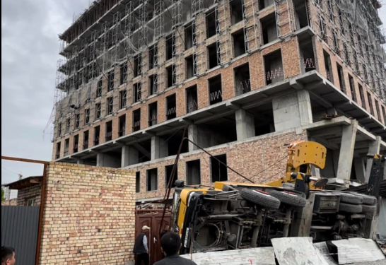 Ошто курулуп жаткан көп кабаттуу үйдөн жүк ташыгыч кулап кеткен видео тарады