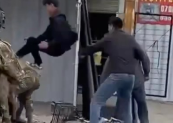 Жалал-Абадда кармоо учурунда атасына болушкан бала. Жетекчилик кызматтан алынды