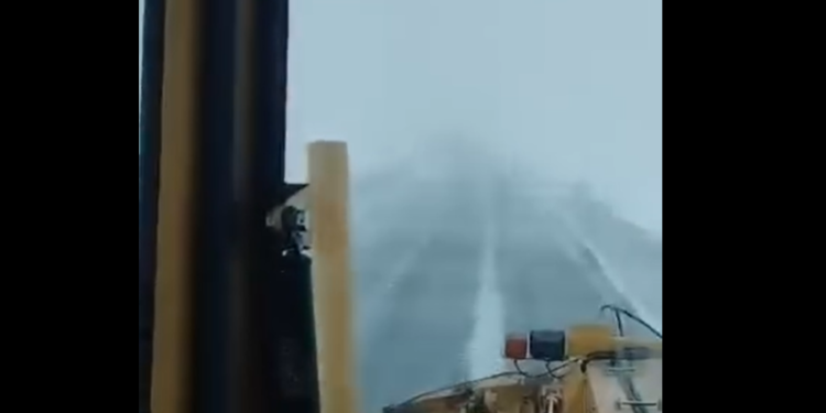 Ош — Сары-Таш — Эркеч-Там жолунун Талдык жана Тоң-Мурун ашууларында кар жаап, бороон болуп жатат