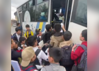 Өзбекстанда Жоэл Кожодон кол тамга алуу үчүн жыйылып калган окуучулардын видеосу тарады