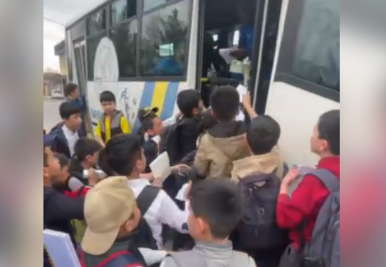 Өзбекстанда Жоэл Кожодон кол тамга алуу үчүн жыйылып калган окуучулардын видеосу тарады