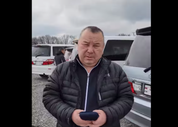 Депутат Балбак Түлөбаев Армениядан келген оң рулдуу унааларды бир жолу каттап берүүнү суранды