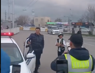 Жол тескөөчүлөрдү тегеректеп жарамазан айткан балдардын видеосу тарады