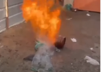 Казакстанда өрт өчүрүүчү күйүп жаткан газ баллонду үйдөн алып чыккан видео тарады