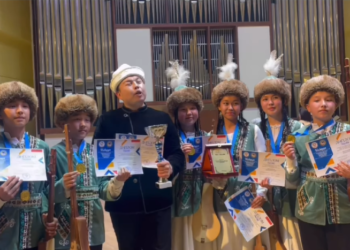 Дастанчы Азиз Батыровдун шакирттери эл аралык сынакта баш байгени жеңди (видео)