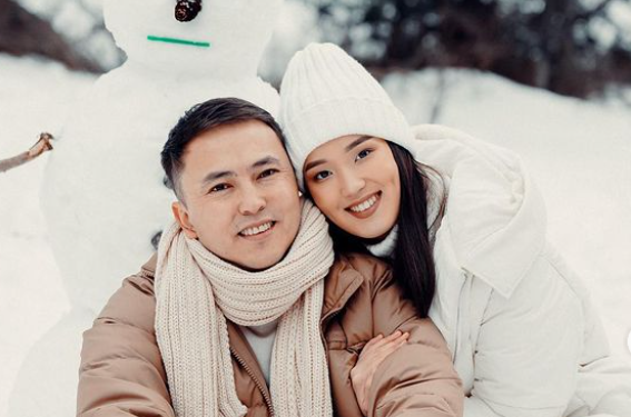 «Апамдын туулган күнүндө билгенбиз». Теле алып баруучу Максат Довранов жакында ата болот (видео)