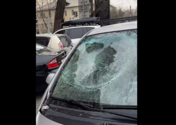 «Адамга тийсе эмне болот?». Бишкекте суу куюлган шар ыргытылып, унаанын айнегин талкалады (видео)