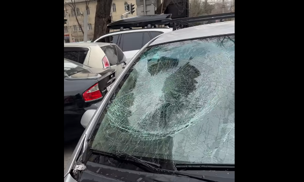 «Адамга тийсе эмне болот?». Бишкекте суу куюлган шар ыргытылып, унаанын айнегин талкалады (видео)