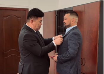 Шоумен Бакыт Байсариев «Маданияттын мыкты кызматкери» төш белгиси менен сыйланды