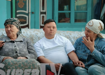 «Казак аял келип, талашып…» Оштун көчөлөрүн шаңга бөлөгөн Даун синдрому бар Микинин окуясы