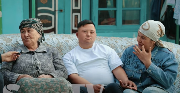 «Казак аял келип, талашып…» Оштун көчөлөрүн шаңга бөлөгөн Даун синдрому бар Микинин окуясы