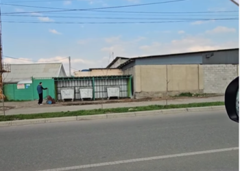 Бишкек мэри менен «Тазалыктын» жетекчиси таштандыны жерге таштаган жигитти колго түшүрдү (видео)