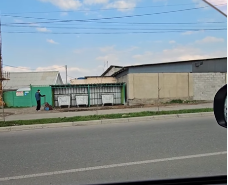 Бишкек мэри менен «Тазалыктын» жетекчиси таштандыны жерге таштаган жигитти колго түшүрдү (видео)