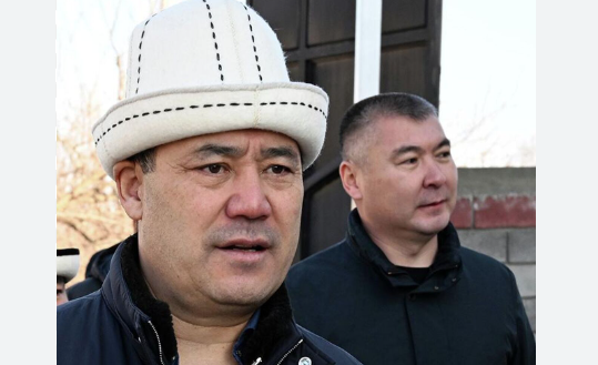 «Күч органдары жашыруун камераны «колхозчо» коймок эмес». Садыр Жапаров чайханада табылган камера боюнча үн катты